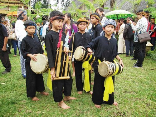 Top 10+ Pakaian Adat Jawa Barat dengan Segala Keunikannya
