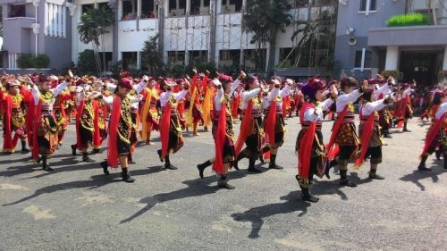1. Tari Remo, 2. Tari Seblang, 3. Tari Gandrung, 4. Seni Bantengan, 5. Tari Muang Sangkal, 6. Tari Reog, 7. Tari Beskalan Putri, 8. Seni Jaranan, 9. Tari Giplang, 10. Tari Pecut, Top 10+ Tarian Adat Jawa Timur yang Unik dan Penuh Makna