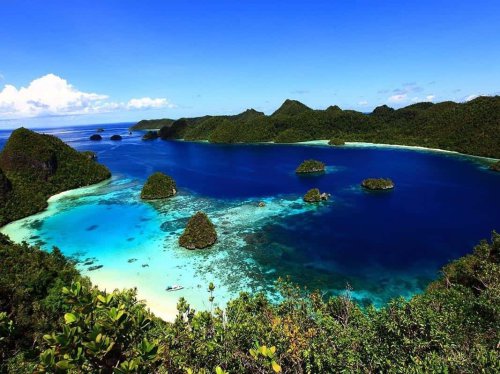 1. Pulau Papua (785,753 km2), 2. Pulau Kalimantan (748,168 km2), 3. Pulau Sumatera (473.481 km2), 4. Pulau Sulawesi (180.681 km2), 5. Pulau Jawa (138.794 km2), 6. Pulau Timor (28,418 km2), 7. Pulau Halmahera (18,040 km2), 8. Pulau Seram (17,454 km2), Inilah 8 Pulau Terbesar di Negara Kepulauan Indonesia