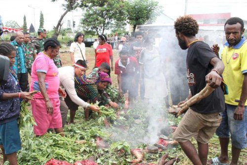 1. Upacara Bakar Batu, 2. Upacara Tanam Sasi, 3. Upacara&nbsp;Wor, 4. Tradisi Iki Palek, 5. Perkawinan Suku Biak, 6. Tradisi Nasu Palek, 7. Upacara Kematian Suku Asmat, 8. Snap Mor, 9. Upacara Kiuturu Nandauw, Menarik! 9 Upacara Adat Papua dengan Segala Keunikannya