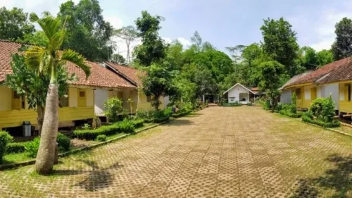 Asal Usul Nama Kampung Pulo, Akulturasi Budaya dan Agama, Hanya Mempunyai 7 Bangunan yang Punya Simbol Tertentu, Menerapkan Sistem Kekerabatan Matrilineal, Pantangan dan Adat Istiadat di Kampung Pulo, Punya Koleksi Bukti Penyebaran Islam di Kampung Pulo, Upacara Adat di Kampung Puloa yang Masih Bernafaskan Kebudayaan Hindu, Fakta Kampung Pulo, Kampung Adat di Tengah Situ Cangkuang