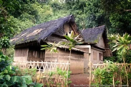 1. Asal Muasal Nama Cikondang, 2. Gaya Arstitektur Rumah Adat Cikondang, 3. Rumah Adat Cikondang Sebagai Jati Diri Orang Sunda, 4. Rumah Adat Tahan Gempa, 5. Hutan Larangan dan Segala Pamalinya, 6. Punya Ritual Tahunan 15 Muharam, 7. Punya 45 Jenis Kuliner dan Mengolah Makanan Secara Tradisional, Fakta Kampung Adat Cikondang yang Kaya Akan Nilai Luhur