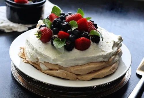 1. Pavlova, 2. Lamington dan Whipped Cream, 3. Louise Cake, 4. Pineapple Lumps, 5. Lolly Cake, 6. Afghan, 7. Biskuit Anzac, 8. Mock Cream Donut, 9. Jelly Slice, 10. Es Krim Hokey Pokey, Top 10+ Dessert Khas Selandia Baru yang Bisa Bikin Kamu Jatuh Hati
