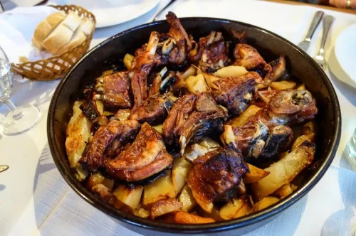 1. Peka, 2. Brudet, 3. Crni rizot, 4. Pasticada, 5. &Scaron;trukli, 6. Satara&scaron;, 7. Sarma, 8. Buzara, 9. Boskarin, 10. Čobanac, Top 10+ Variasi Makanan Khas Kroasia yang Lezat juga Unik