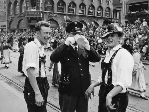 1. Sejarah, 2. Pernah Dibatalkan Sebanyak 24 Kali, 3. Disebut Oktoberfest tapi Dimulai Bulan September, 4. Baru Diperbolehkan Minum Sesudah Dibuka oleh Walikota, 5. Festival yang Ramah Anak, 6. Minum untuk Kesehatan, 7. Hanya Bir Munich yang Diperbolehkan, 8. Mempunyai Pertunjukkan Lain, 9. Paris Hilton Dilarang Hadir di Oktoberfest Selamanya, 10. Terdapat Kantor Lost and Found, 11. Mug Bukan Suvenir, Top 11+ Fakta tentang Festival Oktoberfest Jerman yang Unik