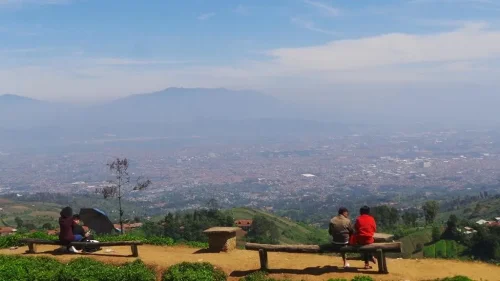1. Bukit Moko, 2. Wanawisata Batu Kuda, 3. Kampung Bamboo, 4. Curug Cinulang, 5. Curug Templek, 6. Lembah Korpri Tangga 100, 7. Tangga 1000, 8. Wetland Park Cisurupan, 9. Manglayang Jungle Place, 10. Oray Tapa, Top 10+ Tempat Wisata di Bandung Timur untuk Rekreasi Hingga Edukasi