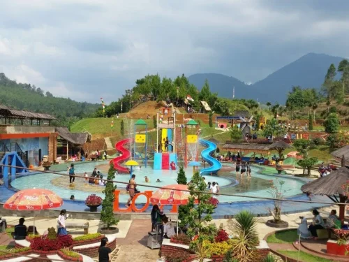 1. Barusen Hills, 2. Palalangon Park, 3. Kampung Cai Ranca Upas, 4. Ciwidey Valley Hot Spring Water, 5. Kolam Alami di Kawah Rengganis, 6. EmTe Highland Resort, 7. Kolam Renang Ciwalini, 8. Kolam Renang Air Panas Cimanggu, 9. Kolam Renang Air Panas Punceling Pass, Top 9+ Kolam Renang di Ciwidey yang Wajib untuk Dikunjungi