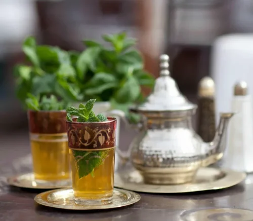 1. Budaya Minum Teh, 2. Memakai Pakaian Djellabas, 3. Seni Musik Malhun, 4. Hidangan Unik Tanjia, 5. Memasak Kuskus pada Hari Jumat, 6. Bangunan dengan Ubin Zellige , 7. Perayaan Moulay Idris Festival, 8. Seni Tawar Menawar yang Baik, 9. Meninggalkan Makanan di Piring Hal Biasa, 10. Menjual Minuman Beralkohol, Top 10+ Kebiasaan Masyarakat Maroko yang Harus Diketahui Wisatawan