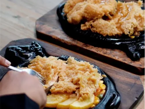 Sudah tahu? Ini Dia 10 Menu Lezat yang Ada Steak Moen Moen