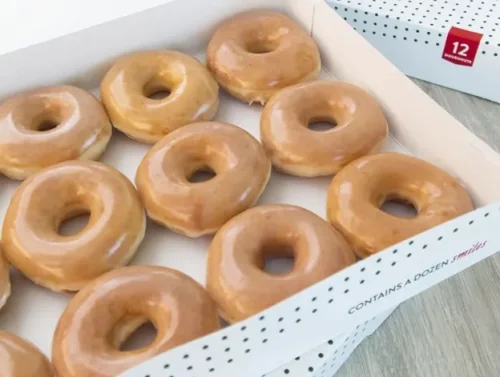 1. Original Glazed, 2. Chocolate Iced, 3. Rainbow Sprinkles, 4. White Caramel Almond, 5. Lotus Biscoff, 6. Peanut Ring, 7. Green Tea, 8. Creme Brulee Espresso, 9. Strawberry Sparkling, 10. Custard, Suka Donat? Cicipi 10 Menu Donat Terenak di Krispy Kreme