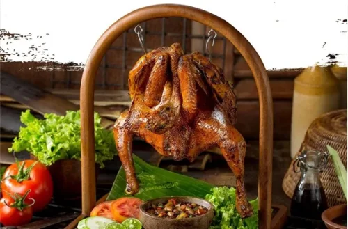 1. Ayam Bakar Bekakak, 2. Patin Bakar Bambu, 3. Udang Bakar Madu, 4. Cumi Goreng Tepung, 5. Nasi Liwet, 6. Gurame Saus Mangga, 7. Gurame Terbang, 8. Ayam Betutu, 9. Iga Garang Asam, 1. Pisang Goreng Wijen, 2. Tape Goreng, 3. Bika Panggang, Menu Lezat dari Talaga Sampireun yang Bisa Kamu Pesan