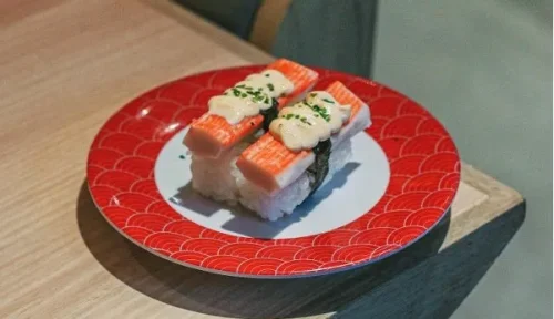 1. Kani Mentai Sushi, 2. Beef Teriyaki Maki, 3. Ebi Tempura Salad, 4. Tower Roll Sushi, 5. Gekikara Tori Roll, 6. Spicy Tori Mayo, 7. Aburi Maguro Sushi, 8. Teriyaki Mentai Rice, 9. Spicy Tofu Sushi, 10. Unagi Cheese Fried, 11. Inari Salmon Karaage, 12. Spicy Hana Sushi, Top 12+ Rekomendasi Menu di Tom Sushi, Sushi Bar Harga Terjangkau