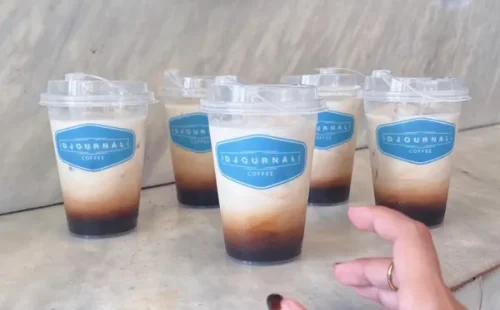1. Batavia Susu Coffee, 2. Cold Drip Macchiato, 3. Kopi Rempah, 4. Jujube Macchiato, 5. Kopi Pandan Aren, 6. Kopi Klepon, 7. Mocha Coffee, 8. Cappuccino, 1. Creamy Kurma Madu Oat, 2. Pandan Kurma Oatmilk, 3. Mangolicious, Top 11+ Menu Pilihan Pelanggan di Djournal Coffee yang Populer