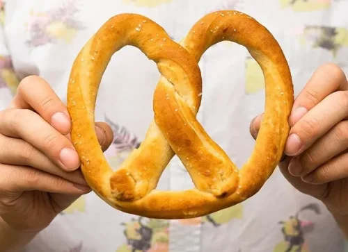 1. Original Pretzel, 2. Caramel Almond, 3. Cinnamon Sugar, 4. Triple Cheese, 5. Cheese Galore Pretzel, 6. Cheesy Dog Bites, 7. Almond Choco Cream Cheese Stix, 8. Cheezy Pretzel Dog, 9. &Eacute;clair Stix, 10. Almond Cheese Cream Stix, 11. Pepperoni, Top 11+ Menu Favorit untuk Penyuka Pretzel di Auntie Anne&rsquo;s