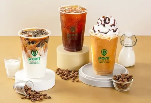 1. Caramel Macchiato, 2. Iced Palm Sugar Latte, 3. Cafe Dolce, 4. Long Black, 5. Flat White, 6. Mocha, 7. Latte, 8. Avocadofee Frappe, 9. Cookies and Cream Frappe, 10. Matcha Frappe, Top 10+ Menu Minuman Favorit di Point Coffee yang Wajib Dicoba