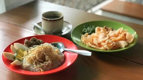 1. Warung Kopi Purnama, 2. Sate Jando Gasibu, 3. Kupat Tahu Gempol, 4. Sari-Sari - Aneka Kue Jajan Pasar, 5. Lontong Kari Kebon Karet, 6. Roti Gempol, 7. Bubur Ayam Mang H. Oyo, 8. Warung Nasi Ibu Eha, 9. Lontong Cibadak, 10. Dimsum 9 Ayam, Top 10+ Rekomendasi Tempat Sarapan Pagi yang Enak di Bandung
