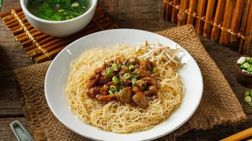 1. Mie Naripan, 2. Bakmi Apin, 3. Bakmie Aloi, 4. Bakmie 123, 5. Bakmie Karet, 6. Bakmie Tjo Kin, 7. Bakmi Rajim Rica Rica, 8. Menara Bakmie, 9. Bakmie Maman Gardujati, 10. Bakmi Parahyangan, Top 10+ Bakmi yang Paling Enak dan Terkenal di Bandung