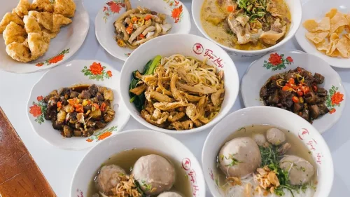 1. Mie Bakso Akung, 2. Bakso Semar Asli, 3. Bakso So'un &amp; Mie Ayam Lodaya, 4. Baso Mantep Gunung Giri Solo, 5. Bakso Cuanki dan Batagor Serayu, 6. Bakso Malang Enggal, 7. Mie Baso Bintang Avon, 8. Padasuka Baso, 9. Baso Anggrek, 10. Baso Malang Asli Fortuna, 11. Bakso Rusuk Samanhudi, 12. Bakso Mas Eko Maju, 13. Bakso Rusuk Joss, 14. Bakso Sultan, 15. Baso Arief, 16. Bakso Tjap Haji, 17. Baso Urat Pak Oboy, 18. Baso Barokah, 19. Baso Malang Langgeng, 20. Bakmi Ayam &amp; Baso Goreng Anugerah, Top 20+ Bakso yang Paling Enak dan Terkenal di Bandung