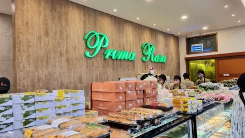 1. Kartika Sari, 2. Prima Rasa, 3. Bolu Bakar Tunggal, 4. Brownies Amanda, 5. Batagor Kingsley, 6. Bandung Kunafe, 7. Pasar Baru Trade Centre, 8. Kawasan Pasteur, 9. Kawasan Cihampelas, 10. Kawasan Cibaduyut, Top 10+ Pusat Oleh-Oleh yang Lengkap dan Murah di Bandung