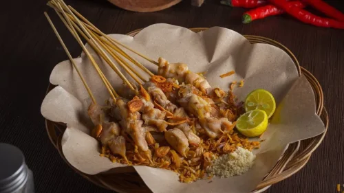 1. Warung Sate H.M. Harris, 2. Sate DJ, 3. Sate Maulana Yusuf, 4. Sate Jando Gasibu, 5. Warung Sate Sidareja Pak Gino, 6.&nbsp; Sate Hadori, 7. Sate Taichan Bengawan, 8. Waroeng Sate Kardjan, 9. Sate Anggrek, 10. Sate Gandapura, Top 10+ Tempat Makan Sate Paling Enak di Kota Bandung