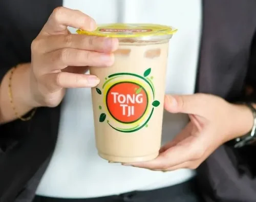 1. Classic Milk Tea, 2. Jasmine Tea, 3. Mix Chizu, 4. Flu Away Tea, 5. Fresh Lemonade, 6. Choco Oreo, 7. Berry Lemonade Tea, 8. Matcha Boba Chizu, 9. Tropical Passion Tea, 10. Cotton Pink Candy, 11. Cookies &amp; Cream, Top 11+ Varian Menu Minuman Tong Tji yang Paling Enak