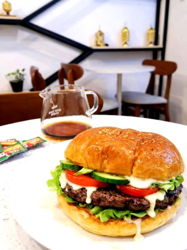 Aldis Burger Cempaka Putih, Viral Karena Jargon Unik, Gimana Rasanya?