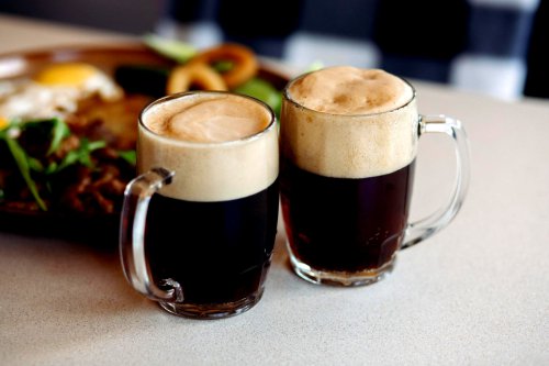 Awal Mula Sang Bir Akar, Kapan Root Beer Mulai Diproduksi?, Komposisi Unik: Kenapa Rasanya Mirip Balsem?, Isu Kehalalan: Apakah Root Beer Halal?, Apa Itu Root Beer: Sejarah dan Status Halalnya