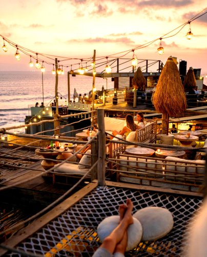 1. La Brisa, 2. FINNS Beach Club, 3. Atlas Beach Club, 4. Lima Bay, 5. Cafe Del Mar, 6. Le Bajo, 7. Sol Rooftop, 8. Vue, 9. The Lawn, 10. COMO Beach Club, Top 10+ Beach Club Canggu yang Paling Seru