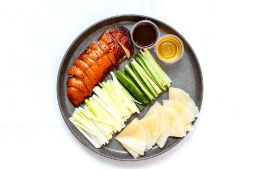 Ternyata Begini Cara Makan Bebek Peking yang Benar!