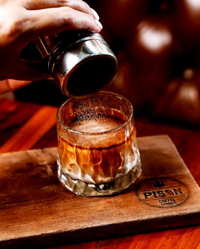 1. Little Langkah Coffee, 2. Bija Coffee Slow Bar, 3. Pison Coffee Bali, 4. The Ruum Coffee, 5. Project Coffee Canggu, 6. Treelosofi Specialty Coffee, 7. Bru Coffee, 8. Calmaa Social Space, 9. Bull's Coffee, 10. Curly B Coffee, Top 10+ Dirty Latte di Bali Paling Mantap