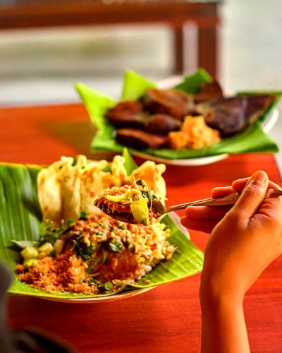 1. Sate Maranggi Haji Yetty, 2. Gudeg Yu Djum, 3. Nasi Pecel Yu Gembrot&nbsp;, 4. Empal Gentong H. Irwan, 5. Ayam Goreng Bu Toha, 6. Sambel Hejo 97, 7. Simpang Raya, 8. Istana Mie &amp; Es, 9. Rumah Makan IHC, 10. Bakso Kota Cak Man Malang, Top 10+ Kuliner di Rest Area Tol Trans Jawa