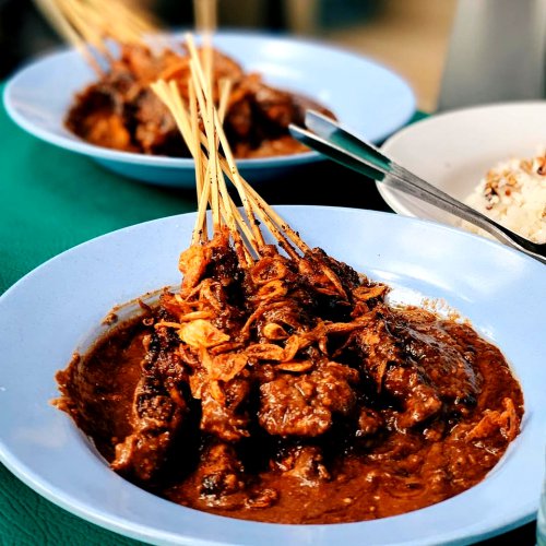 1. Sabang 16 Kopi &amp; Srikaya, 2. Warung Soto Ceker &amp; Ranjau Pak Gendut, 3. Soto Banjar Bang Suhai, 4. Nasi Goreng Sabang Bang Adi, 5. Sate Kambing Jaya Agung, 6. Bakmi Roxy, 7. Sate Pak Heri, 8. The Atjeh Connection, 9. Kopi Ko Acung, 10. Martabak Bangka Komeng, Top 10+ Kuliner Malam Jalan Sabang Paling Nendang