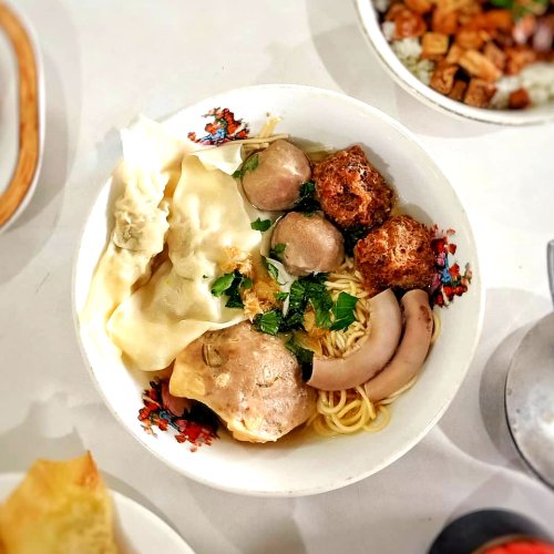 1. Warung Bakmi Ketandan, 2. Rumah Makan Terang Mulyo, 3. Bakso Ito, 4. Warung Bu Komang, 5. Rumah Makan Lie Djiong, 6. Rumah Makan 88, 7. Pork King, 8. Rocky Pork Shop, 9. Pothz, 10. RM Toba Tabo, Top 10+ Kuliner Nonhalal di Jogja yang Rasanya Nendang