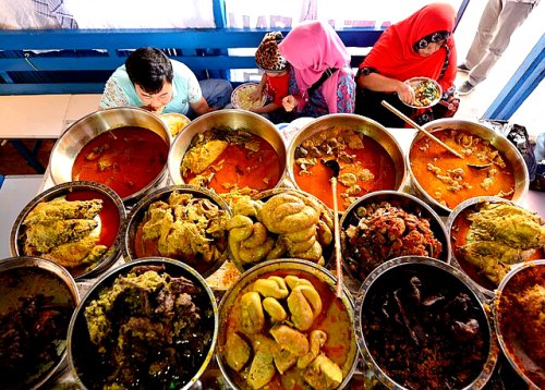Asal Nasi Kapau dari Nagari Kapau, Cara Penyajian yang Berbeda, Perbedaan Cita Rasa dan Bumbu Masakan, Pilihan Lauk yang Tersedia, Penampilan Restoran, Sekilas Mirip, Ini Perbedaan Nasi Padang dan Nasi Kapau