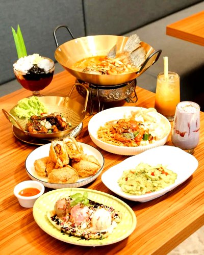 1. FORK, 2. Aroem Bandung, 3. Sepiring Prana, 4. Chorus Cafe, 5. Membuai, 6. Teras by Plataran, 7. Momiji Cafe, 8. Arturo Cafe, 9. Soto Koya Lamongan, 10. Jun Matcha Club, Top 10+ Restoran Baru di Bandung Oktober 2025