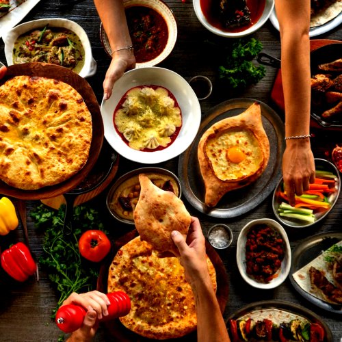 1. Chito, 2. Crafty&rsquo;s Gastropub, 3. Himawari Tea &amp; Coffee, 4. Farmer&rsquo;s Daughter, 5. Onion&rsquo;s Kitchen &amp; Patisserie, 6. Madan Petitenget, 7. Nui Da Mano, 8. House of Sona, 9. Terra Tamp, 10. Simond Boulangerie, Top 10+ Restoran Baru di Bali November 2025