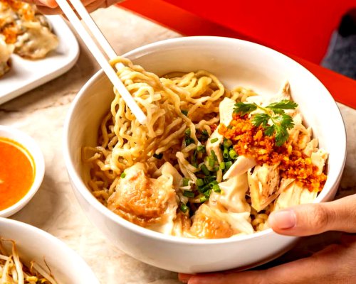 1. Padang Merdeka, 2. Halaman 78, 3. Kampung Kecil Wiyung, 4. Kopi Nako Daur Baur, 5. Canard Taproom &amp; Cafe, 6. Epilogue, 7. Bakmi Lanka, 8. N&aacute;nw&agrave;ng Kopitiam, 9. Me&rsquo;nate Steak Hub, 10. Fajar Resto, Top 10+ Restoran Baru di Surabaya Mei 2025