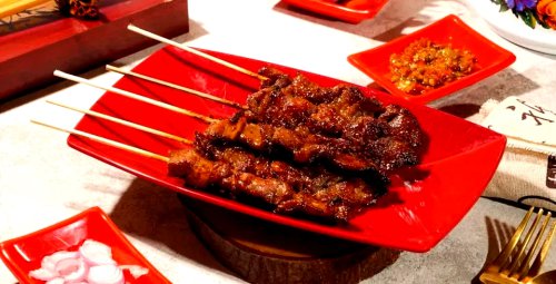 1. Sate Babi Maranatha, 2. Sate Babi Pak Ciwir, 3. Sate Babi Ong, 4. Sate Babi Asli Tambaksegaran, 5. Sate Babi Koh Gun, 6. Babi Guling Bli Kadek, 7. Depot Ujang, Top 7+ Sate Babi Terenak di Solo