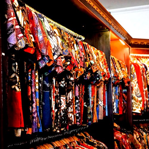 Top 10+ Toko Batik di Solo, Punya Koleksi Klasik Hingga Trendi