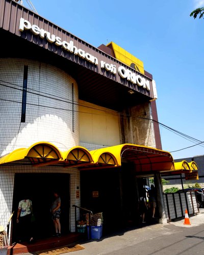 1. Berdiri Tahun 1932, 2. Ada Toko Roti Orion di Jawa Timur, 3. Sempat Sulit Mendapat Tepung Terigu, 4. Beli Oven Listrik Buatan Jerman&nbsp;, 5. Toko Roti Orion Solo sebagai Pusat Oleh-oleh, 6. Mandarijn Primadona Orion, 7. Roti Semir yang Populer, 8. Jenis Oleh-oleh yang Beragam, Top 8+ Fakta Toko Roti Orion Solo, Ikon Kuliner Legendaris Lintas Generasi
