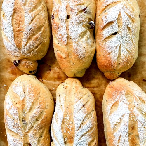 1. Sofdoh, 2. Dapur Uthi of Sourdough, 3. Paraisa Bakehouse, 4. Petit Paris Boulangerie, 5. Amante Home Bakery, 6. Kebun Roti, 7. Nectarin Bakery, 8. Brot und Krume, 9. ViaVia Artisan Bakery, 10. Mediterranea Store and Bakery, Top 10+ Tempat Berburu Roti Sourdough di Jogja