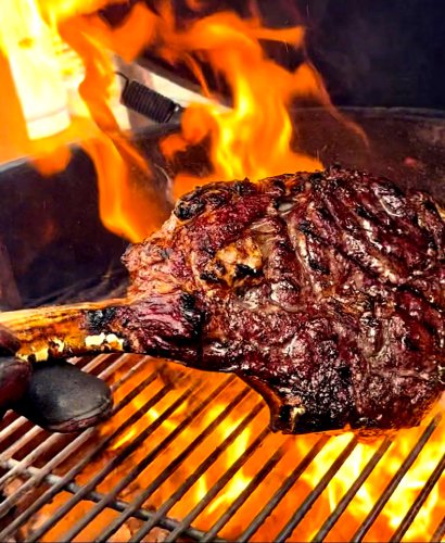 Apa Itu Tomahawk Steak?, Tomahawk Steak Bagian Apa?, Perbedaan Rib Eye dan Tomahawk Steak, Kenapa Tomahawk Steak Jadi Istimewa?, Cara Memasak Tomahawk Steak, Berapa Harga Tomahawk Steak?, Rekomendasi Pairing untuk Tomahawk Steak, Tomahawk Steak: Si Daging Premium yang Bikin Makan Jadi Spektakuler