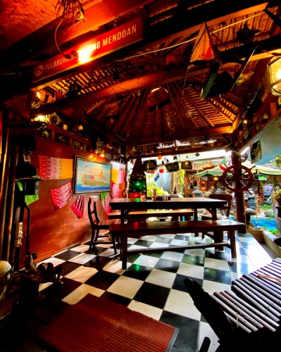 1. Gram and Dough , 2. Warung Bolong Kemang, 3. Warung Kerek Mpok Neneng, 4. Warung Roekoen, 5. Ayam Nagih, 6. Warung MJS, Top 6+ Warung Unik Jakarta yang Bikin Penasaran, Idenya Kreatif!