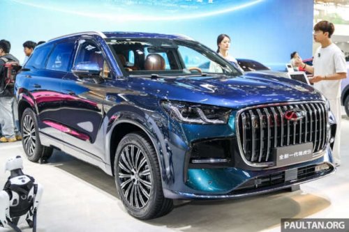 Jaecoo J8 facelift in Beijing &ndash; 30-inch 6K touchscreen, 23 speakers, smaller screen for global markets?