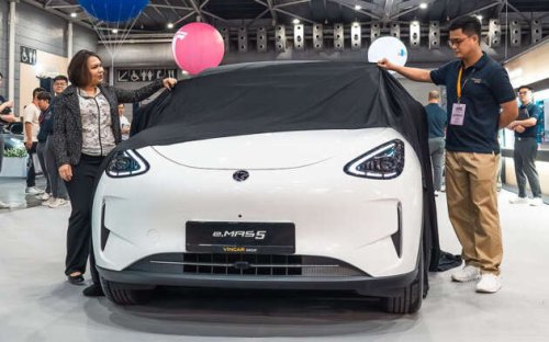 Proton eMas 5 launched in Singapore &ndash; same specs as Malaysia; Premium only priced at RM495k with COE